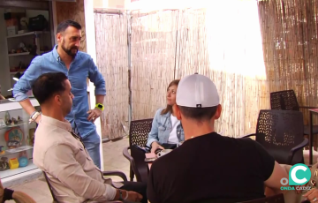 Francisco Mesa durante dialoga ante un grupo de personas en un recorrido elecoral por una localidad gaditana