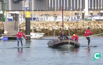 Dos practicantes de foiling en aguas de Elcano 