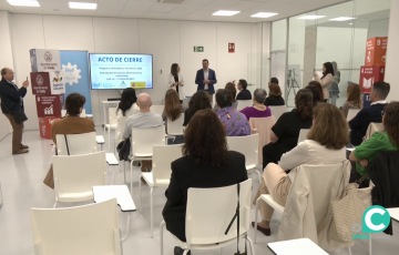 El acto de clausura contó con la presencia de autoridades al aula donde se han impartido las distintas clases
