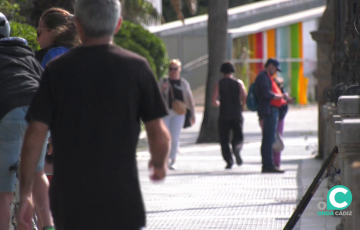 Transeuntes por el Paseo de Santa Bárbara en la capital gaditana