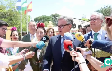 Manuel Gavira atiende a los medios en su visita a la Feria de Jerez