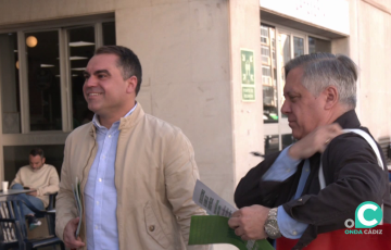 Cornejo y Óscar Torres durante un reparto de propaganda electoral ante el Hospital Puerta del Mar