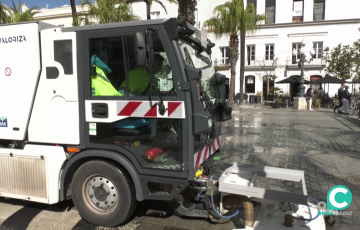 Vehículo de al empresa en la plaza de San Juan de Dios