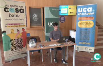 Mesa informativa instalada en el interior de la Facultad de Medicina