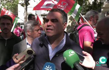 El candidato por Cádiz al parlamento andaluz, Juan Cornejo, durante su intervención ante los medios