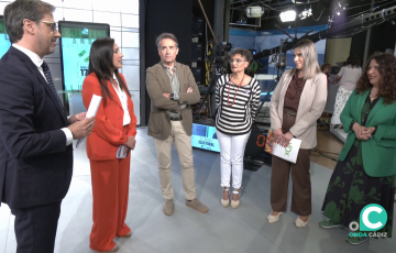 Algunos de los participantes dialogan poco antes del comienzo en los estudios de la televisión local