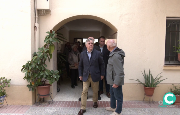 Ediles socialistas durante una visita a uno de los inmuebles afectados en una imagen de archivo