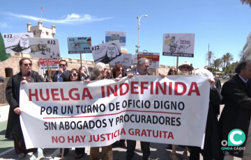Momento de la protesta este martes ante la sede de la Subdelegación de Gobierno en Cádiz 