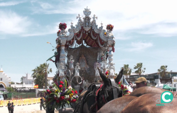La carreta del Simpecado embarcado en la travesía fluvial hacia el Coto de Doñana