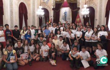 Los pequeños protagonistas junto con las autoridades municipales tras el acto