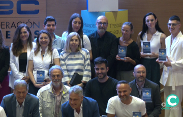 Los galardonados con las autoridades presentes tras el acto 