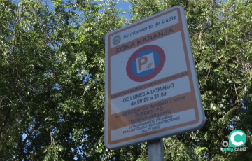Cartel de señalización de zona naranja en una calle de la capital gaditana