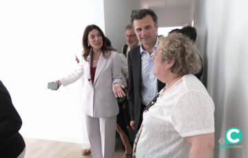Autoridades acompañan a una de las propietarias a su nuevo hogar