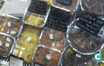 Paquetes de alimentos preparados en una imagen de archivo