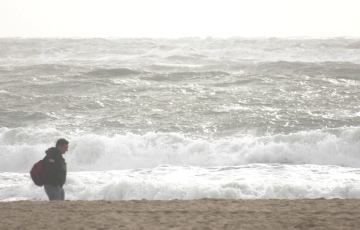 Viandante por la playa Victoria
