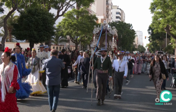 Rocieros por la avenida en la partida de la peregrinación la pasada semana