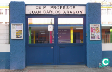 Entrada al centro educativo en la barriada de La Paz