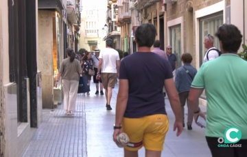 Viandantes por una de las calles céntricas de la capital gaditana