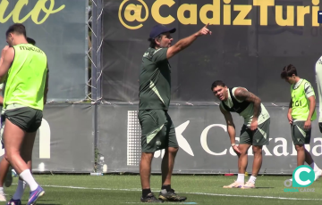 El técnico cadista imparte instrucciones a la plantilla cadita en El Rosal