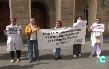 Protesta de los empleados a las puertas del Ayuntamiento de Cádiz