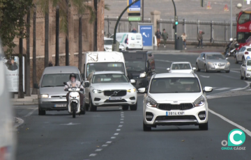 Vehículos circulando por el interior de la ciudad