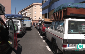 Los vehículos estacionados ante la Casa de Hermandad de la capital gaditana