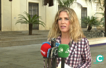 La vicesecretaria de Política Municipal del PP de Andalucía, Ana Mestre,  responde a los medios este viernes en Cádiz