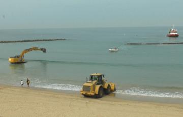 La regeneración de Santa María da comienzo con la instalación de la tubería flotante.