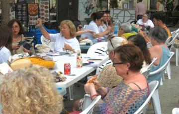 Cádiz celebra el Día de tejer en público.