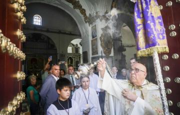 Momento de la bendición de la puerta principal de Santa María