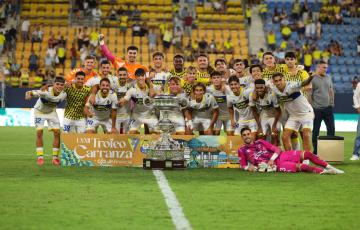 La UD Las Palmas posa con el Trofeo de campeón (Foto: UD Las Palmas)