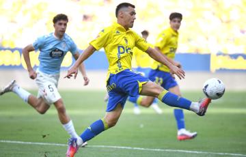 Izeta en una acción del choque (Foto: Cádiz CF)