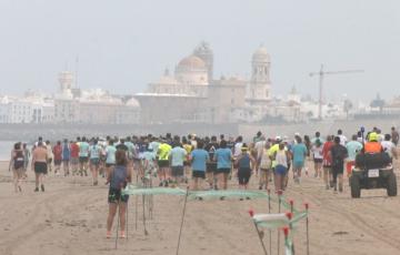 La Carrera Popular Playas de Cádiz mete velocidad al verano.