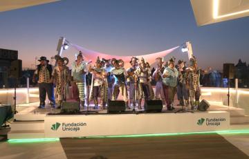 Unicaja hace sonar las coplas del Carnaval de Cádiz en su terraza.
