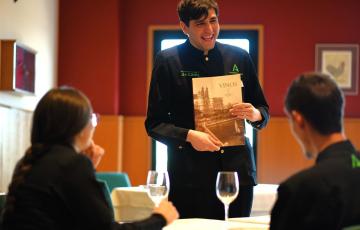 La Escuela de Hostelería de la Junta de Andalucía aún oferta plazas para la formación de sala.