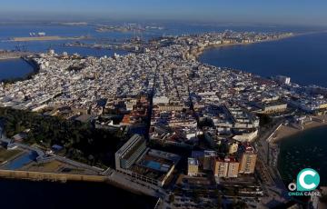 Imagen aérea de la capital gaditana. 