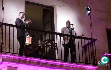 Manolo Gago y Alejandro Silva desde el balcón de la iglesia de Santa María