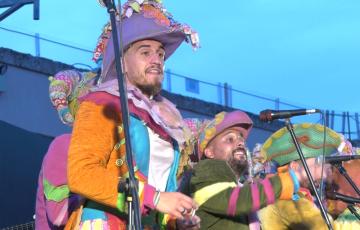 Un momento de la actuación de la comparsa 'Los invisibles'