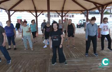 Una de las clases de Tai-Chi en la Playa Victoria 