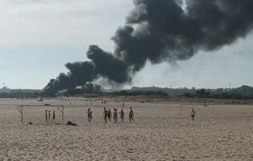  Las llamas han generado una columna de humo negro de gran altura.