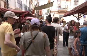 El mercado andalusí recibi un aluvión de público en la mañana del sábado.