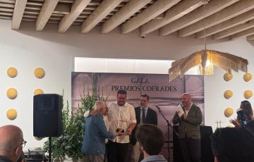 La hermandad de Vera Cruz ha organizado estos galardones con una cena benéfica
