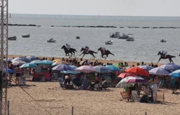 Las pruebas atraen a numeroso público en  la playa de la Pileta durante elverano