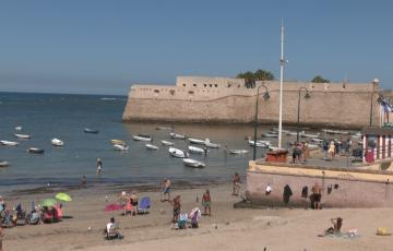 La playa de la Caleta y la Catedral son los enclaves turísticos que los gaditanos más recomiendan a los visitantes.