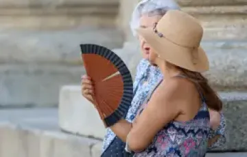 Una mujer se abanica durante la pasada ola de calor