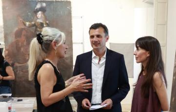 La consejera de Cultura, Patrimonio Histórico y Deporte, Patricia del Pozo con el retrato ecuestre del monarca al fondo