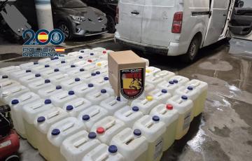 Petacas con el material incautado