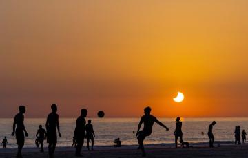 Momento del eclipse parcial visto desde la playa de Camposoto en San Fernando