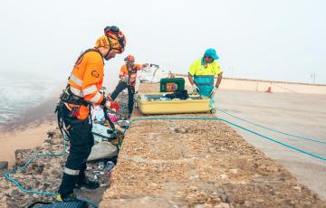 El Ayuntamiento de Cádiz procede a retirar la basura ubicada en el entorno de la Caleta.