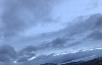 Nubes de tormenta y cielo oscuro en una imagen de archivo